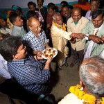 Slub w Dhace - poczestunek slodyczami