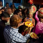 Slub w Dhace - przywitanie pana mlodego